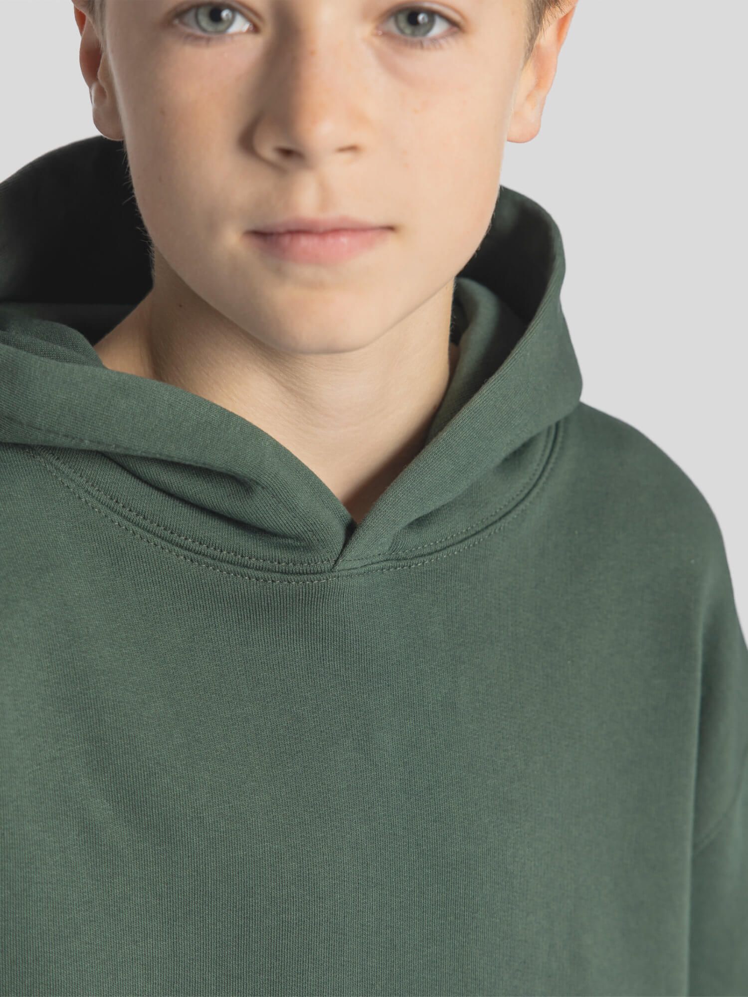 Closeup eines Jungen im NINNON® Hoodie in der Farbe dark green