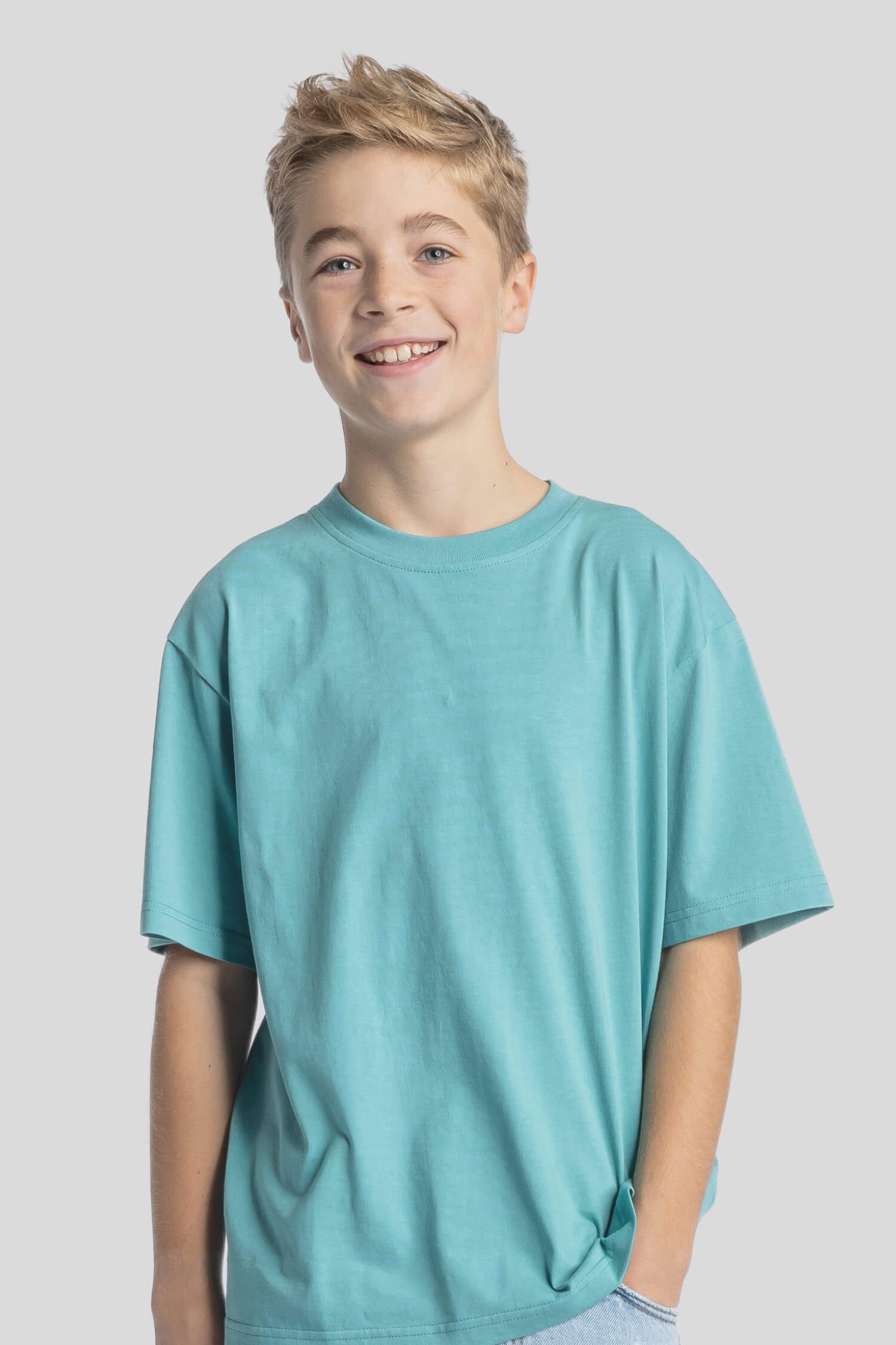 Junge im NINNON® T-Shirt in der Farbe sky blue